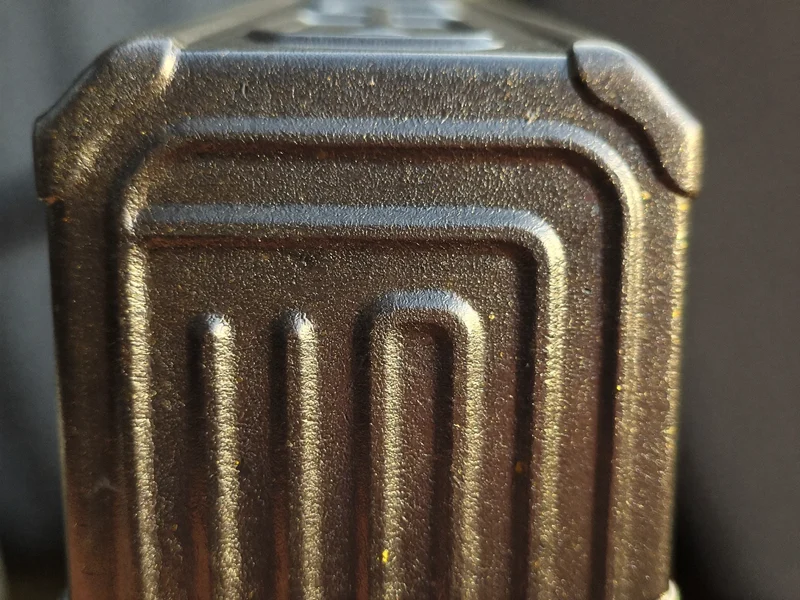 Makro faktury polimerowej powierzchni etui ze wzmocnionym narożnikiem i wzorem poprawiającym chwyt.